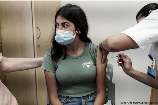 Các ca nhiễm Covid-19 vẫn tăng ở nước có 70% dân số được tiêm chủng