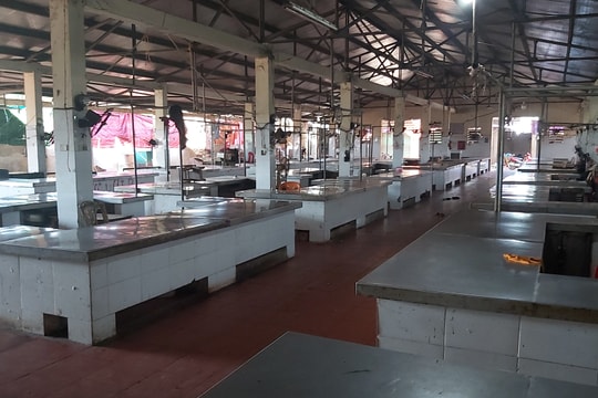 Người dân ở nhà phòng dịch, chợ ở huyện Nghệ An vắng chưa từng có