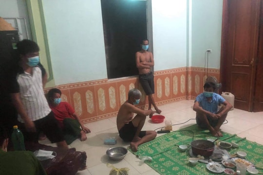 Phạt 65 triệu đồng 6 người tụ tập ăn uống trong giai đoạn cách ly tập trung