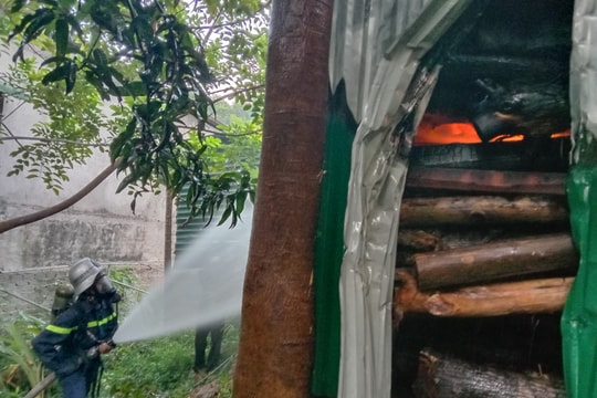 Nấu nước làm thịt lợn, cháy nhà chứa gỗ