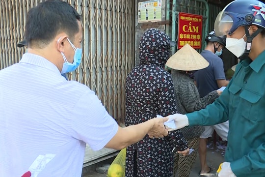Quá tải tại chợ Quán Lau (TP. Vinh), ban quản lý phải đóng cửa chợ 30' để ổn định tình hình