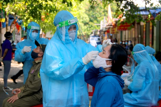 Phong tỏa tạm thời, lấy mẫu xét nghiệm toàn bộ tiểu thương chợ Hưng Dũng