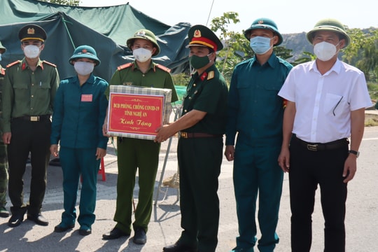 Ban Chỉ đạo tỉnh thăm và tặng quà lực lượng chống dịch ở thị xã Hoàng Mai