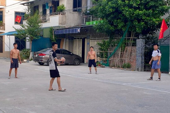 Xử phạt nhóm người không đeo khẩu trang đánh bóng chuyền trên phố