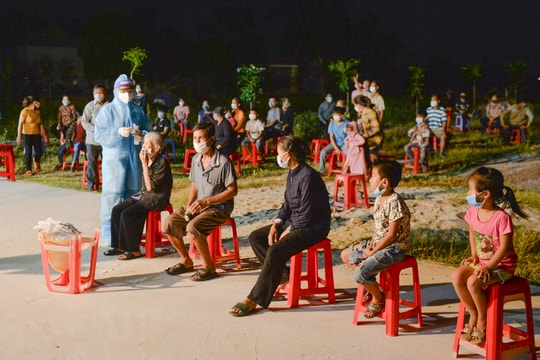 Xuyên đêm lấy mẫu test nhanh 6.000 trường hợp ở Yên Thành