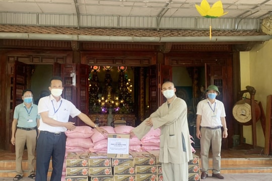 Chùa Vĩnh Phúc trao quà hỗ trợ lực lượng phòng, chống dịch Covid-19