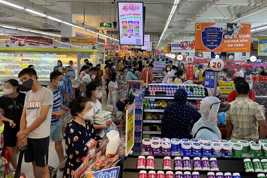 Người dân TP. Vinh lại đổ xô đi mua hàng trước thời điểm 'ai ở đâu, ở yên đó'