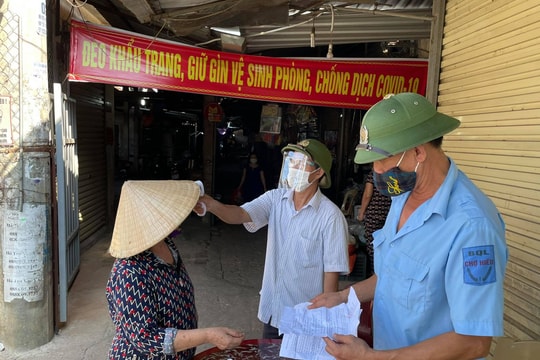 Người dân thị xã Thái Hòa ngày đầu cầm phiếu đi chợ