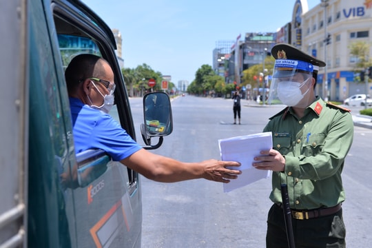 Hàng trăm cán bộ chiến sĩ căng mình trực chốt giữa nắng nóng 
