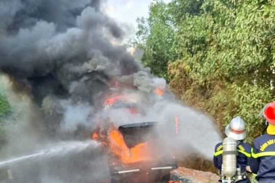 Xe khách chở công dân hoàn thành cách ly Covid-19 cháy rụi trên Quốc lộ 15A