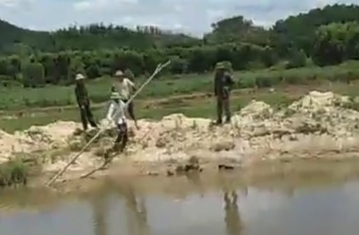 Đi bắt ốc, nam thanh niên trượt chân rơi xuống hố sâu tử vong