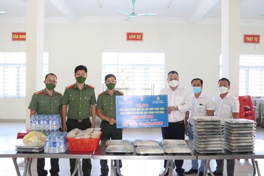 Tập đoàn TECCO trao tặng 1.500 suất ăn cho các chốt kiểm soát chống dịch ở thành phố Vinh