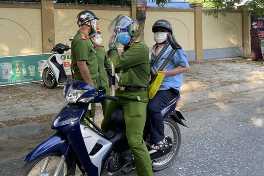 Cụ ông ra viện không có người đón, được công an chở về tận nhà