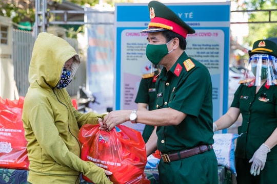 'Gian hàng 0 đồng' ấm tình quân dân trong những ngày cách ly xã hội