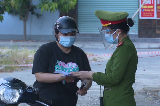 Những cán bộ, chiến sỹ 'đội nắng' trực chốt kiểm soát nơi tâm dịch thành Vinh 