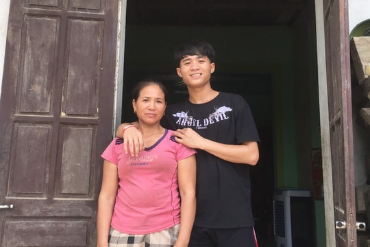 Học sinh người Khơ mú đầu tiên ở vùng tái định cư đỗ đại học