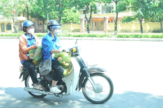 Mang thực phẩm đến người dân có hoàn cảnh khó khăn ở TP. Vinh