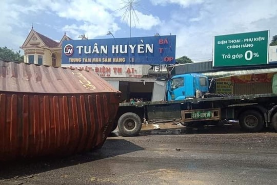 Đang lên dốc, xe ô tô chở container bất ngờ quay đầu đâm vào dãy quán bên đường