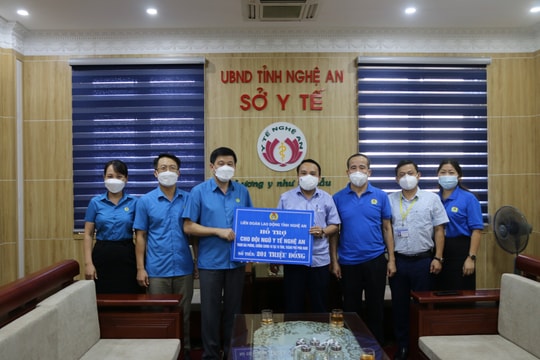 LĐLĐ tỉnh hỗ trợ hơn 200 triệu đồng cho đội ngũ cán bộ y tế vào Nam chống dịch