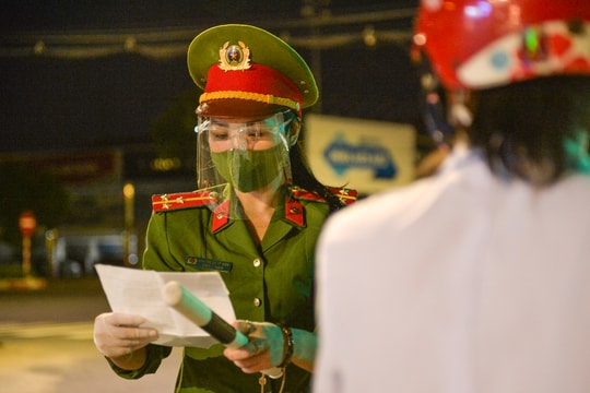 Những 'bông hồng xanh' trên tuyến đầu chống dịch ở thành Vinh