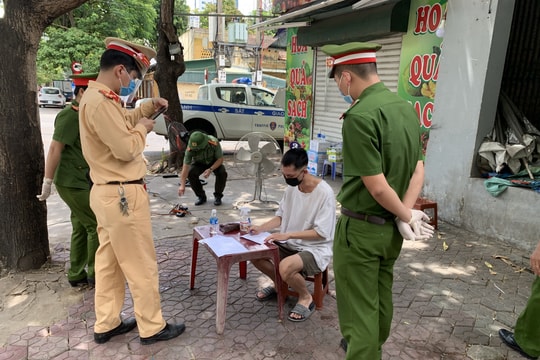 Nam thanh niên ở thành phố Vinh dương tính ma túy, lái xe vượt chốt khi bị cảnh sát kiểm tra 