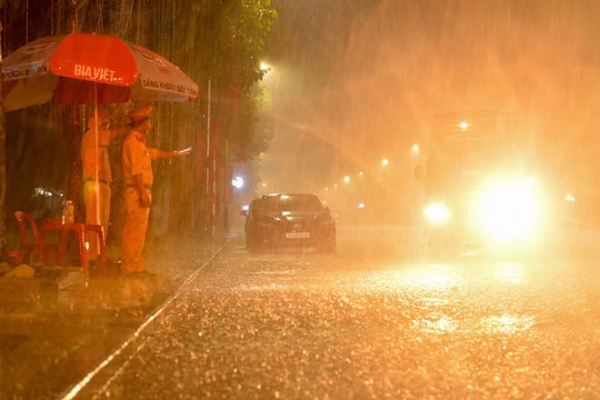 Cán bộ chiến sĩ công an đội mưa, bám chốt phòng, chống dịch