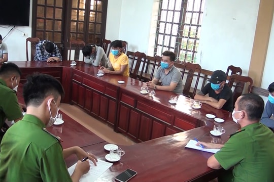 Tụ tập hát karaoke giữa mùa dịch, 6 thanh niên đưa cả xe máy vào phòng ngủ để trốn Công an