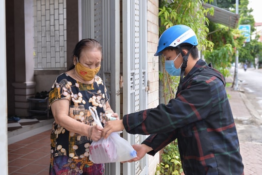 Một ngày đi chợ của tổ hậu cần ở thành phố Vinh