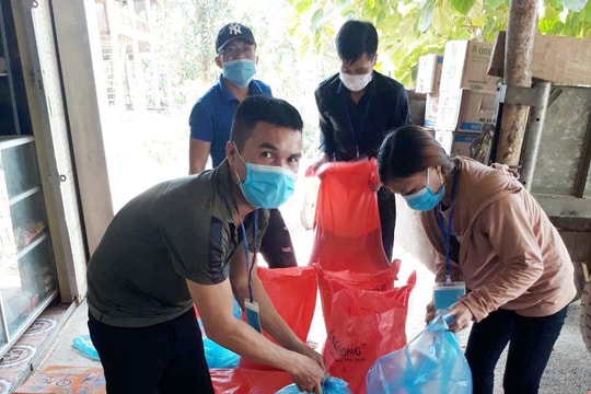 Vợ chồng trẻ vùng cao Nghệ An gửi con nhỏ, viết đơn tình nguyện tham gia chống dịch