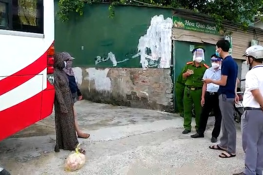 Video: Công an bắt quả tang 2 người lén lút bán hàng cho F1 trong mùa dịch