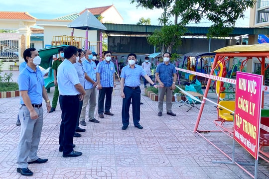 Đồng chí Nguyễn Văn Thông kiểm tra công tác phòng chống Covid-19 tại huyện Quỳnh Lưu