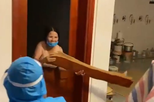 Video: Khởi tố người phụ nữ không chịu đi cách ly, ném đồ, chửi bới lực lượng chức năng