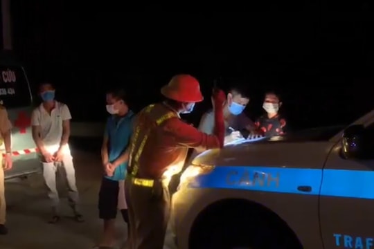 Bắt quả tang xe cứu thương lén chở người 'thông chốt' giữa mùa dịch