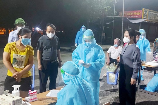 Tiếp tục lấy mẫu xét nghiệm sàng lọc ở 'vùng đỏ' của thành phố Vinh và thị xã Cửa Lò