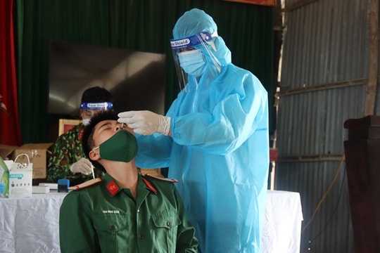 Test nhanh sàng lọc Covid-19 cho 100% cán bộ, chiến sĩ đang thực hiện nhiệm vụ trên đảo Mắt