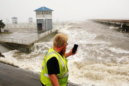Siêu bão Ida đổ bộ, làm đảo ngược cả dòng chảy sông Mississippi