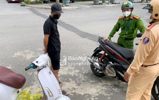 Bắt quả tang 3 shipper 'chui' liều lĩnh giao hàng đến khu vực phong tỏa - nơi có F0 sinh sống