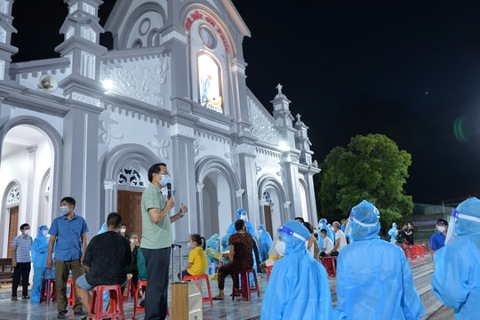 Linh mục quản xứ cùng Sơ dòng Mến Thánh giá tham gia lấy mẫu xét nghiệm tại thị xã Cửa Lò