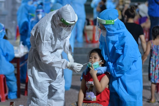 Video: Cửa Lò lấy mẫu test nhanh hơn 4.000 người dân vùng nguy cơ cao