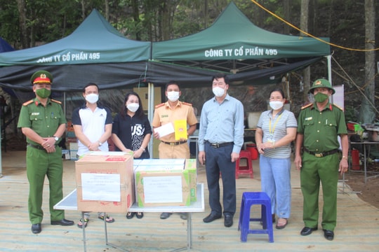Lãnh đạo huyện Anh Sơn thăm, tặng quà chốt kiểm soát phòng, chống dịch Covid-19  