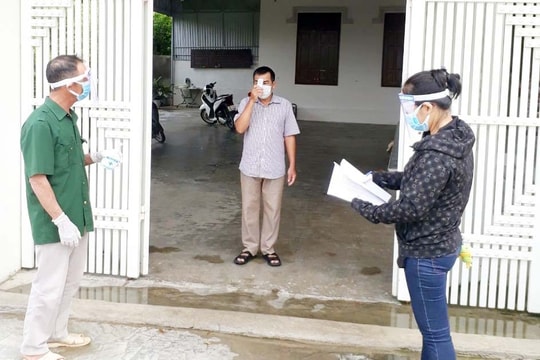 Tổ giám sát Covid-19 cộng đồng đến tận nhà đo thân nhiệt cho người dân