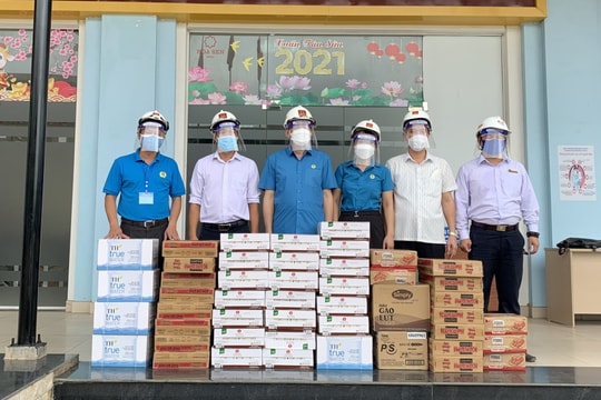 LĐLĐ tỉnh thăm, tặng quà đoàn viên công đoàn đang thực hiện '3 tại chỗ'