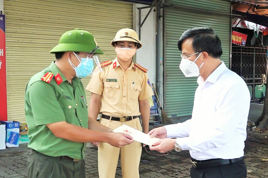 Trao quà cho các hộ khó khăn và lực lượng phòng, chống dịch Covid-19