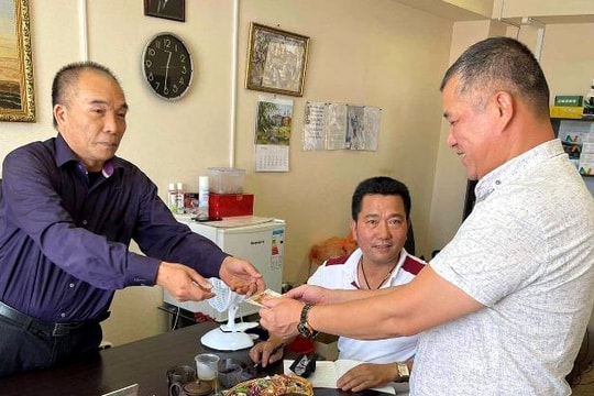 Người Việt tại Nga quyên tiền mua vaccine chuyển về nước