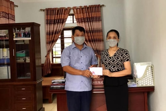  Học sinh một số trường ở Nghệ An được tặng thiết bị học trực tuyến