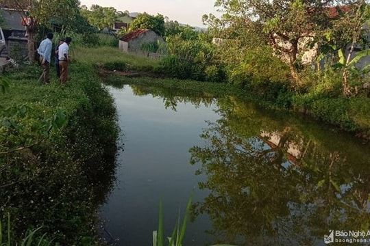 Bé trai 2 tuổi đuối nước dưới kênh mương trước nhà