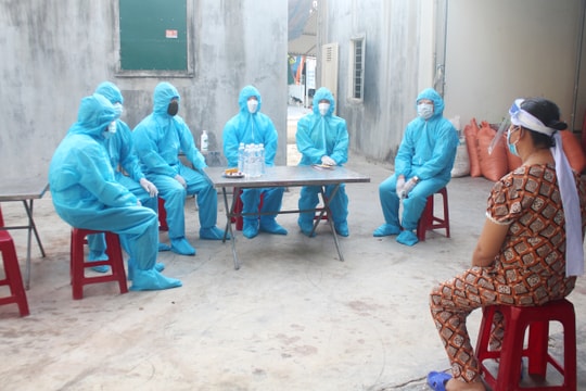 Thăm hỏi, hỗ trợ gia đình có bệnh nhân tử vong do Covid – 19 ở Quỳnh Lưu