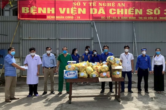 Tặng quà lực lượng làm nhiệm vụ tại Bệnh viện dã chiến số 3