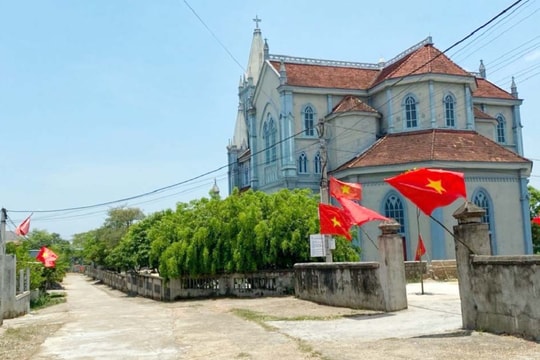 Lan tỏa phong trào trao tặng và treo cờ Tổ quốc tại các cơ sở tôn giáo ở Nghệ An