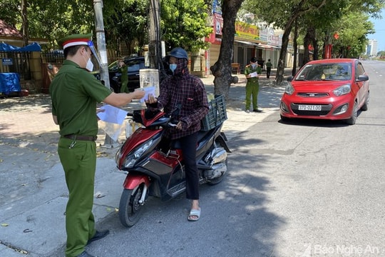 Nhiều người dân thành phố Vinh vẫn ra đường trong ngày nghỉ lễ